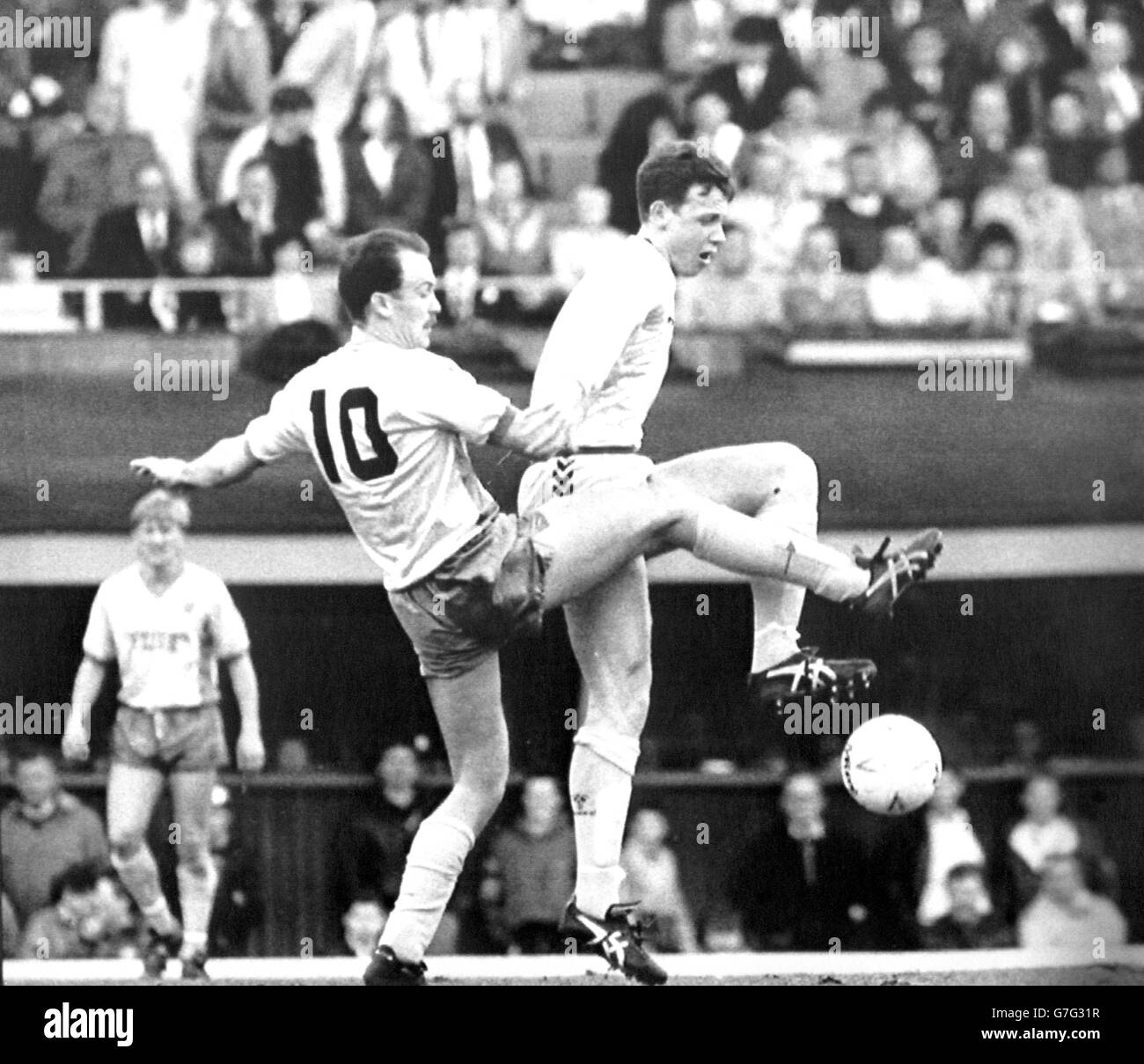 Coventry City's Steve Sedgely (right) and Norwich City's Michael Phelan during their First Division match at Highfield Road. Stock Photo