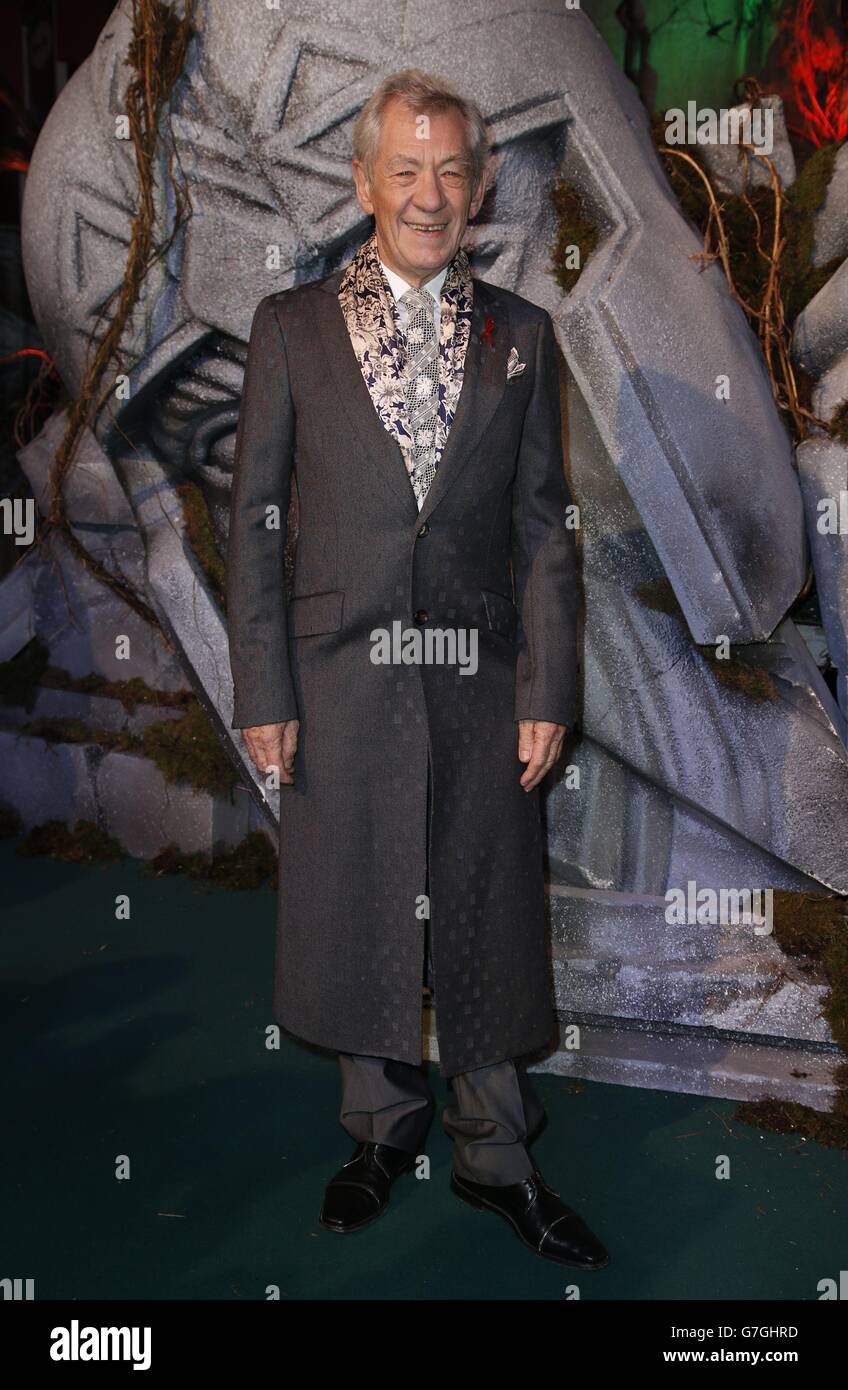 Sir Ian McKellen arrives on the green carpet for the premiere of The Hobbit: Battle of the Five Armies, at the Odeon Leicester Square in central London. Stock Photo