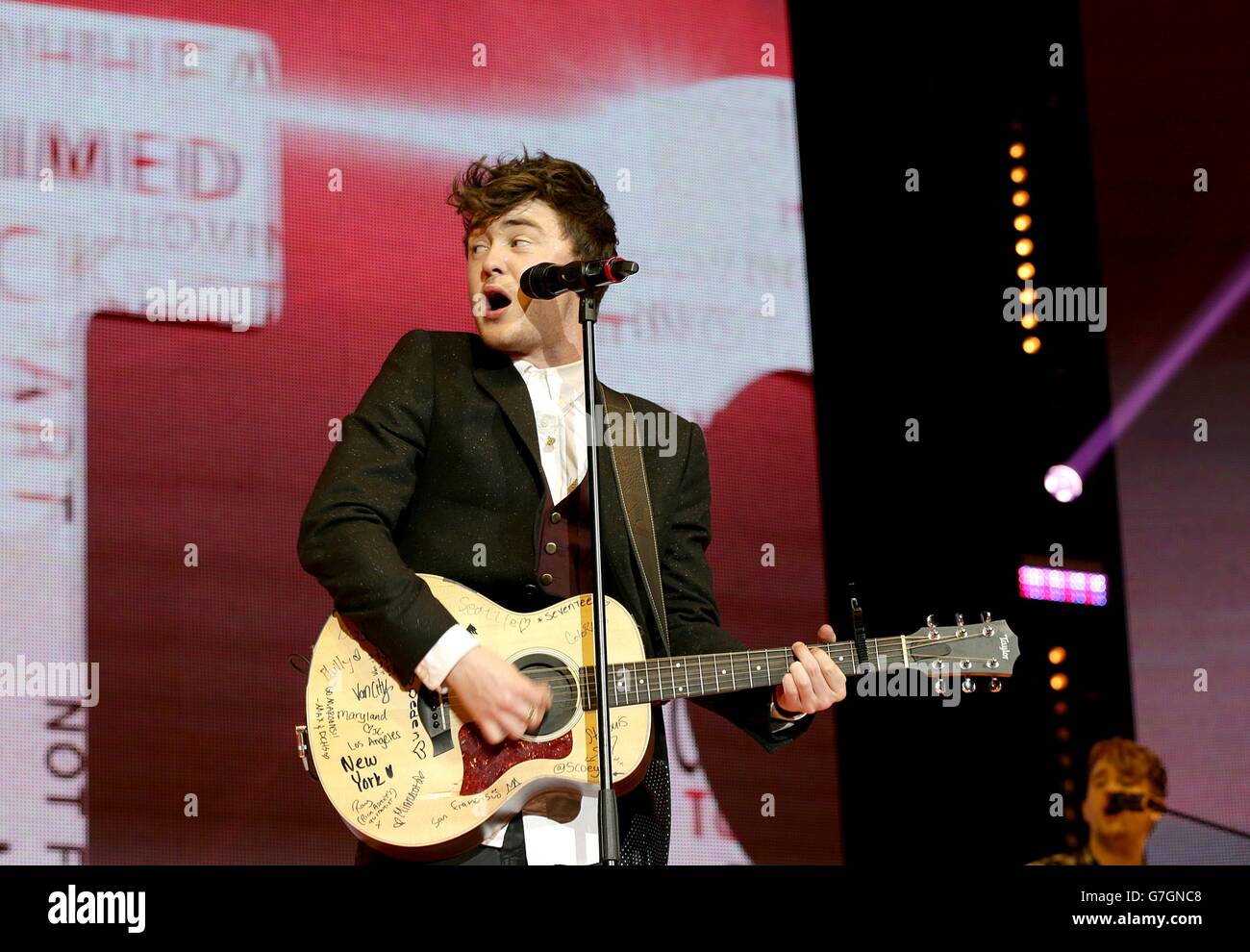 Jake roche performing hi-res stock photography and images - Alamy