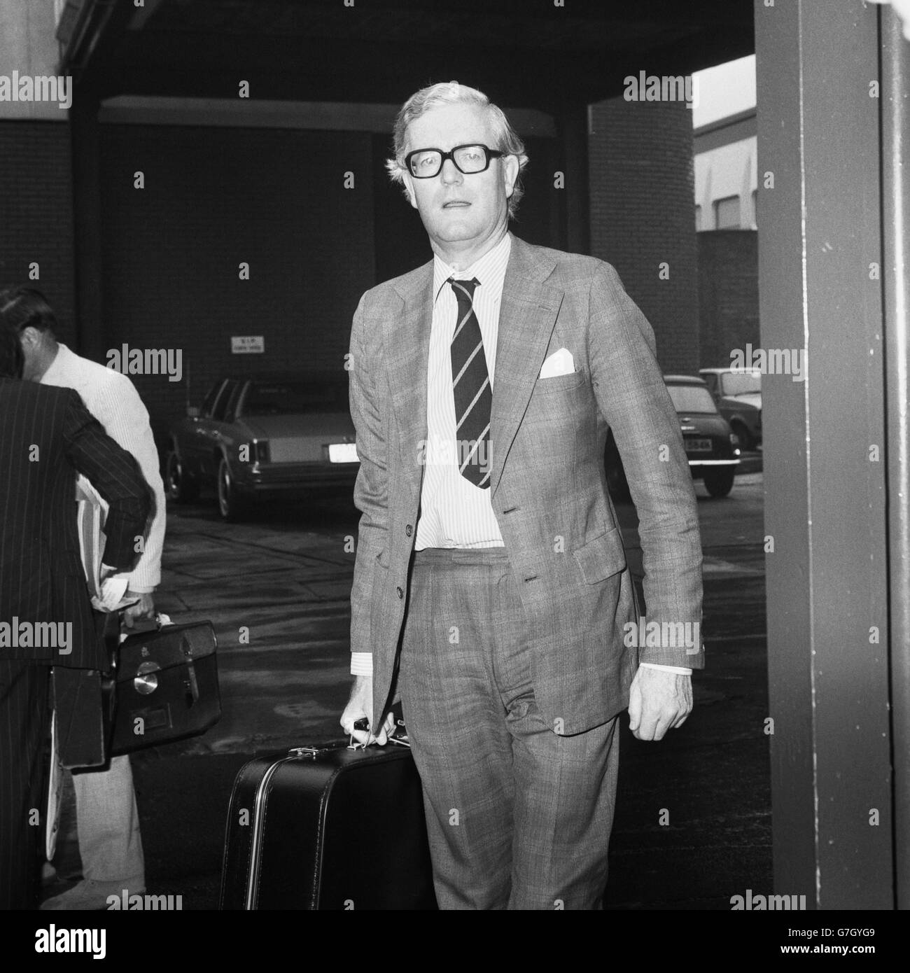 Douglas Hurd, a senior Minister of State at the Foreign Office, at London's Heathrow Airport when he left the country for talks with Saudi Arabia's foreign minister, Crown Prince Sayd, concerned with re-establishing cordial relations after the UK broadcast the TV film of a 'Death of a Princess'. Stock Photo