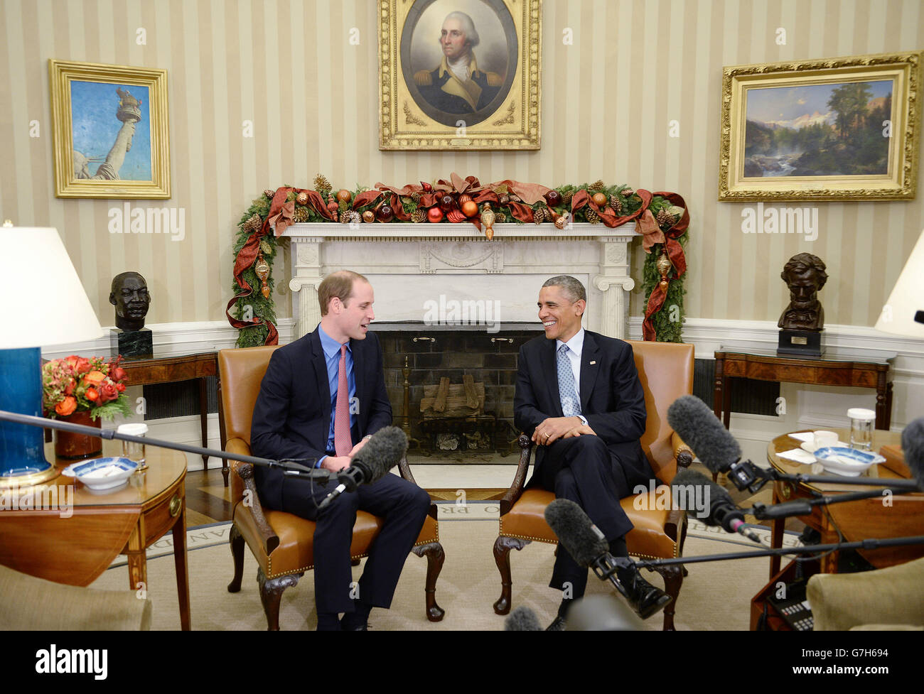 President obama in the oval office hi-res stock photography and images ...