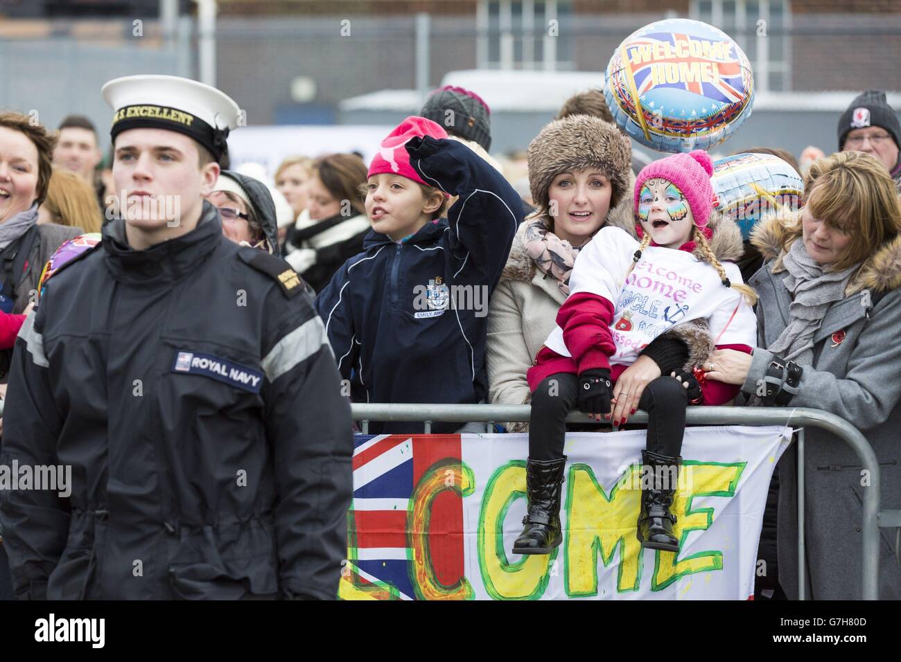 The sailors of HMS Defender are home by friends and family at