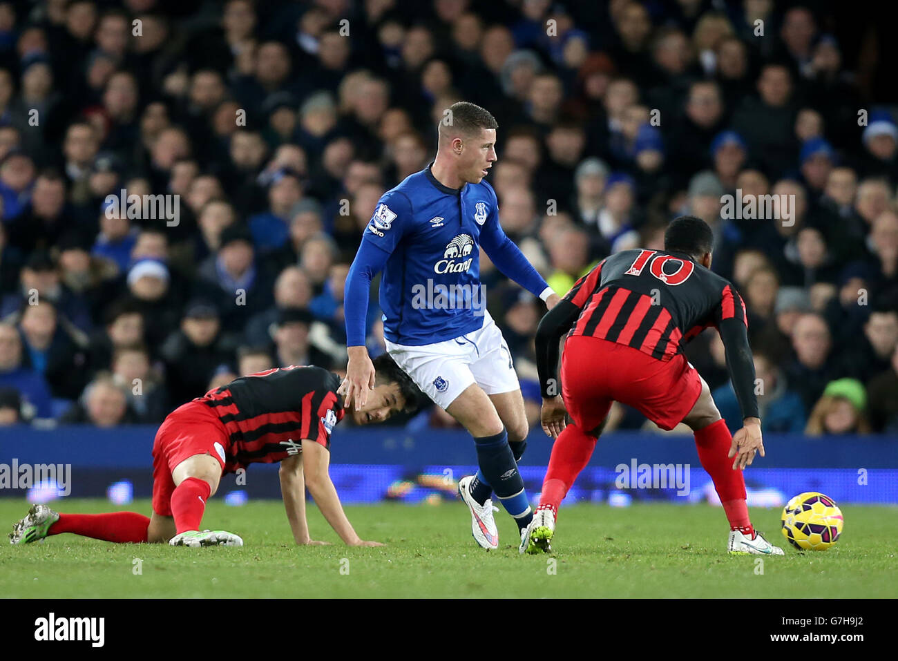Everton's Ross Barkley (centre) in action with Queens Park Rangers' Yun Suk-Young (left) and Leroy Fer during the Barclays Premier League match at Goodison Park, Liverpool. Stock Photo