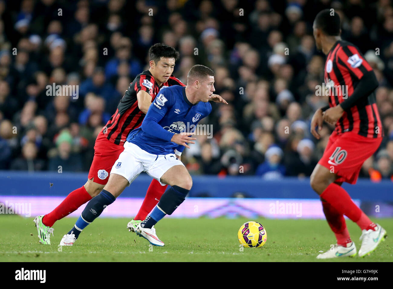 Everton's Ross Barkley (centre) in action with Queens Park Rangers' Yun Suk-Young (left) during the Barclays Premier League match at Goodison Park, Liverpool. Stock Photo