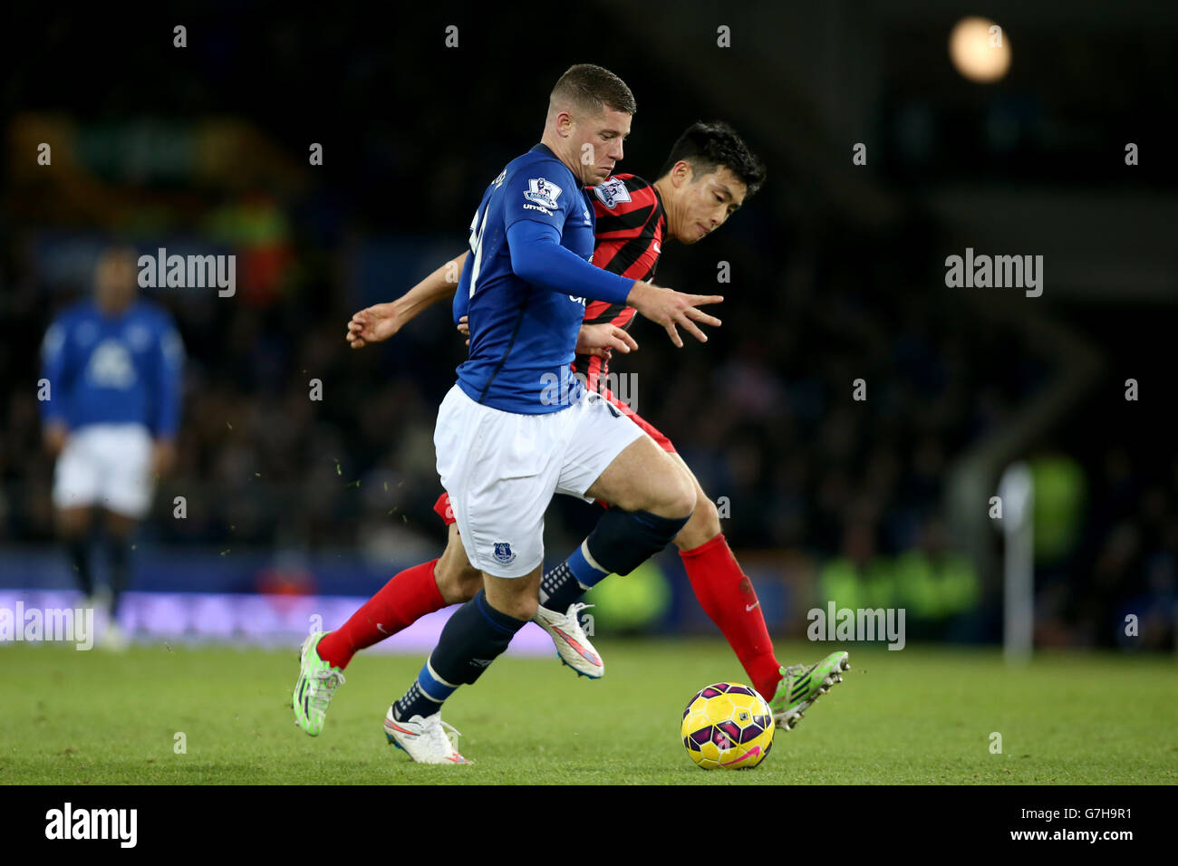 Queens Park Rangers' Yun Suk-Young battles for the ball with Everton's Ross Barkley (left) during the Barclays Premier League match at Goodison Park, Liverpool. Stock Photo
