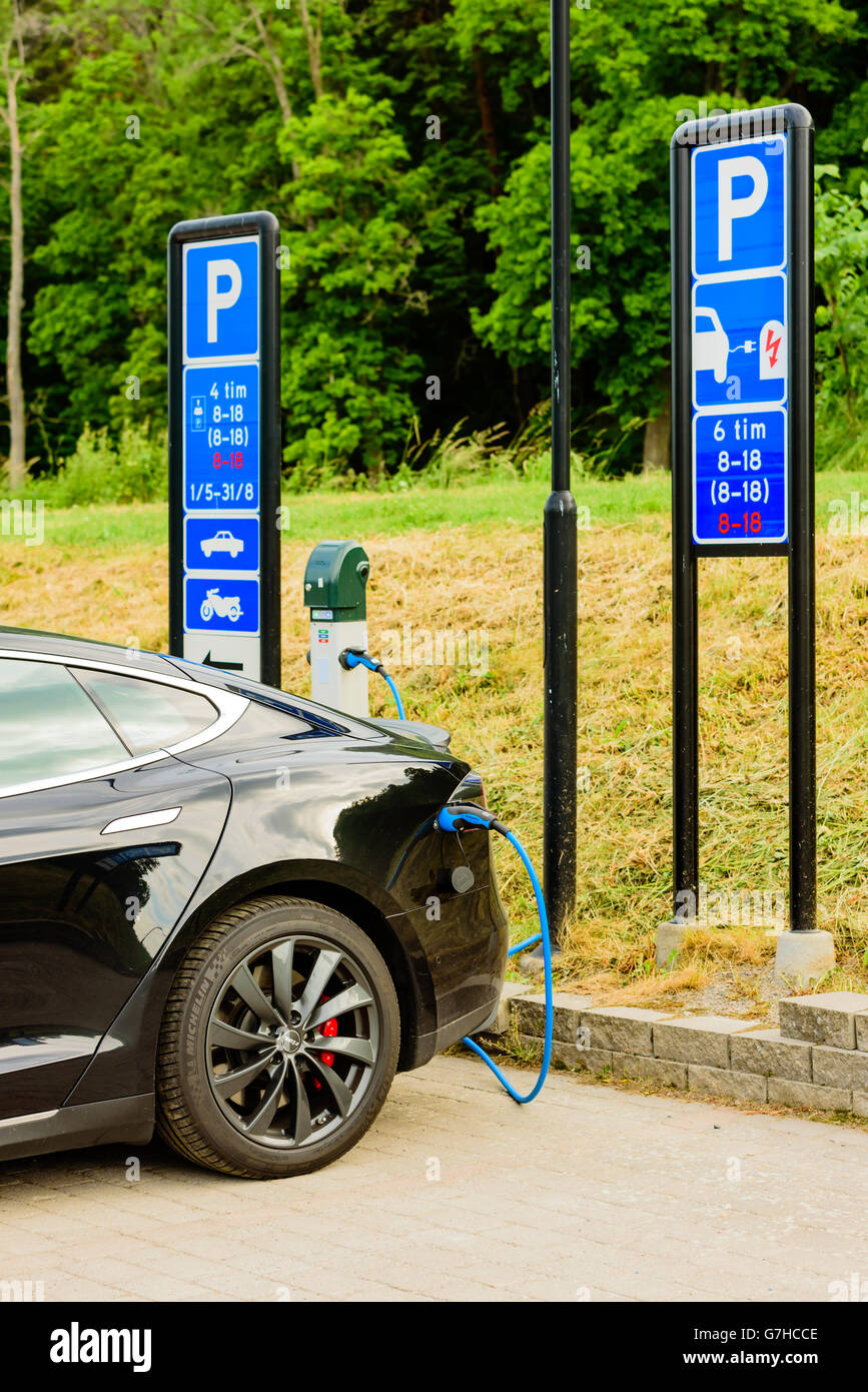 Electric car charging station 2016 hi-res stock photography and images ...
