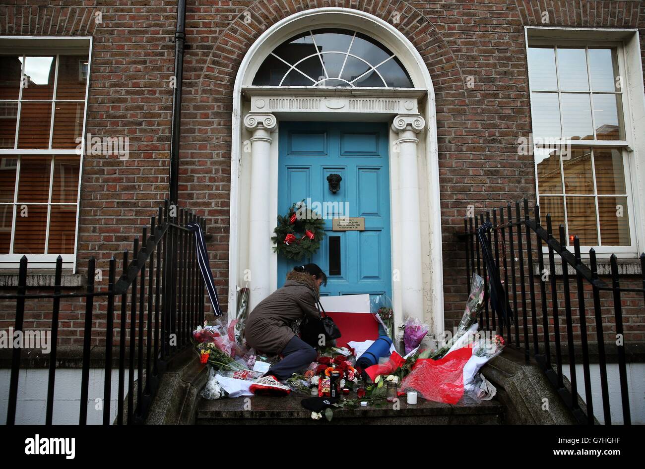 Homeless woman Jackie McConvey leaves a note in a doorway on Molesworth street where her homeless friend Jonathon Corrie was was found dead on the 1st of December 2014, as the launch of two restorative practice reports on homelessness has been announced at the Royal College of Surgeons today in Dublin. Stock Photo