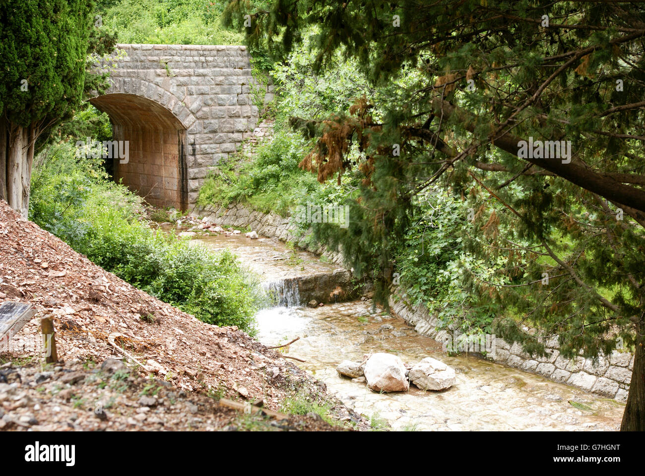Small stone bridge hi-res stock photography and images - Alamy