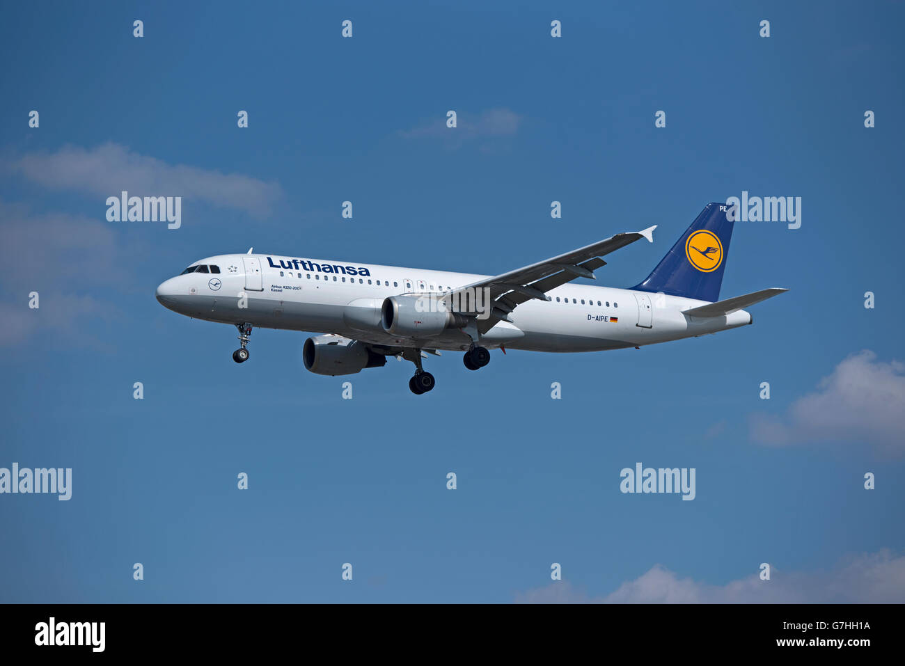 Lufthansa airbus a320 211 hi-res stock photography and images - Alamy