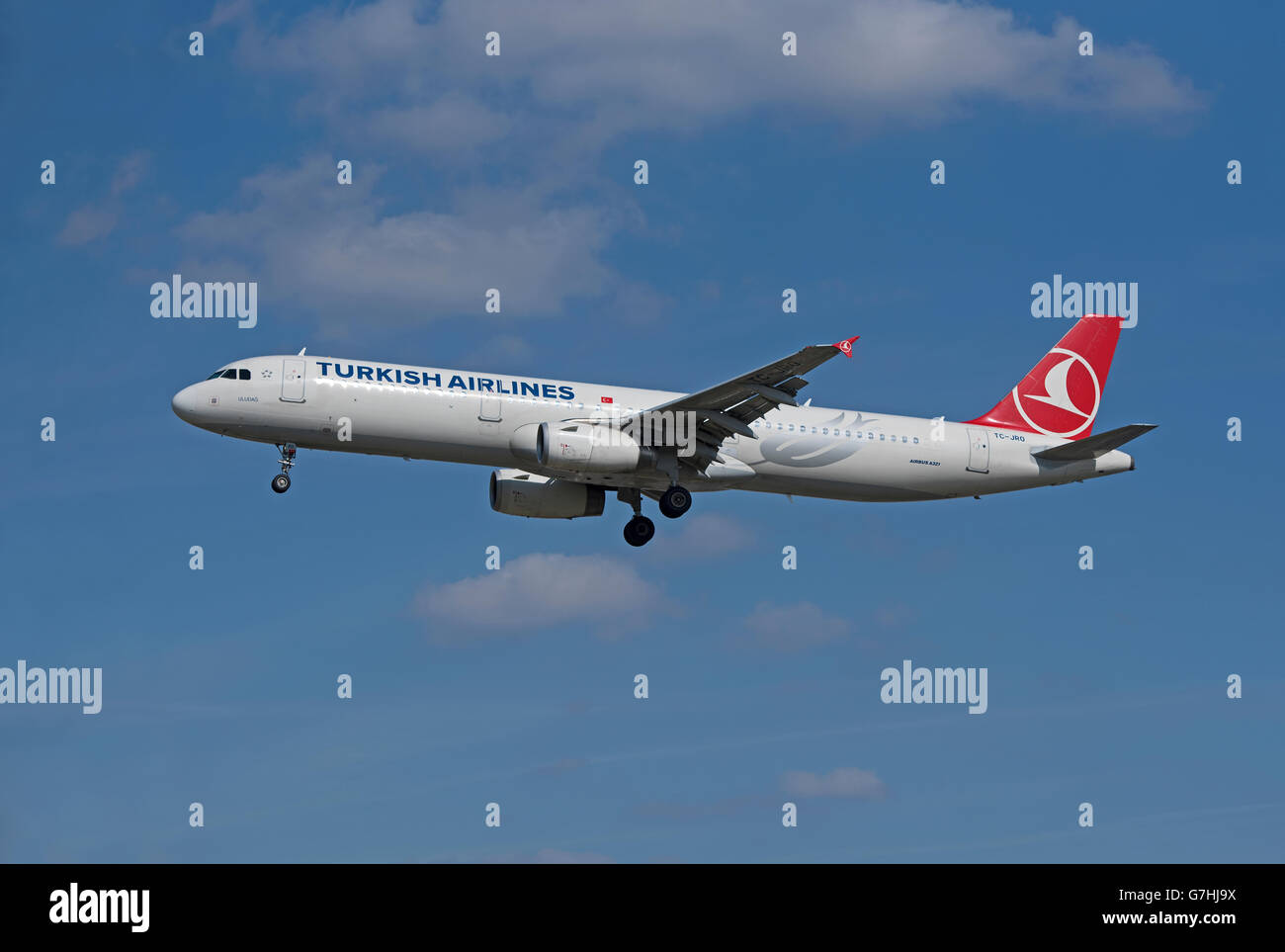 Turkish Airlines Airbus 321-231 (Uludag) about to land at London Heathrow Airport.  SCO 382. Stock Photo
