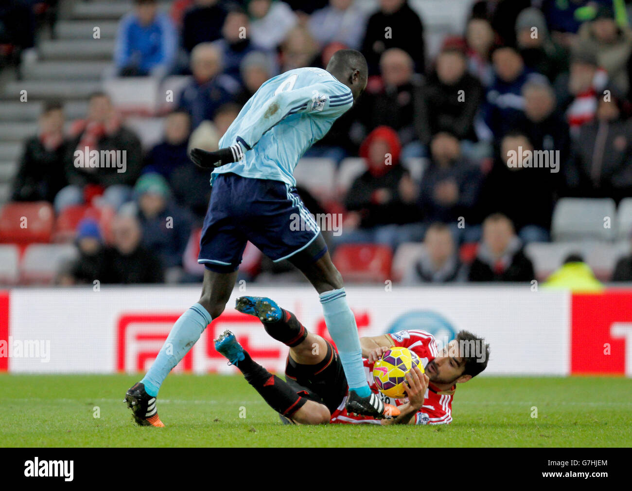 West Ham United's Cheikhou Kouyate tackles Sunderland's Jordi Gomez during the Barclays Premier League match at the Stadium of Light, Sunderland. PRESS ASSOCIATION Photo. Picture date: Saturday December 13, 2014. See PA story SOCCER Sunderland. Photo credit should read Richard Sellers/PA Wire. . . Stock Photo