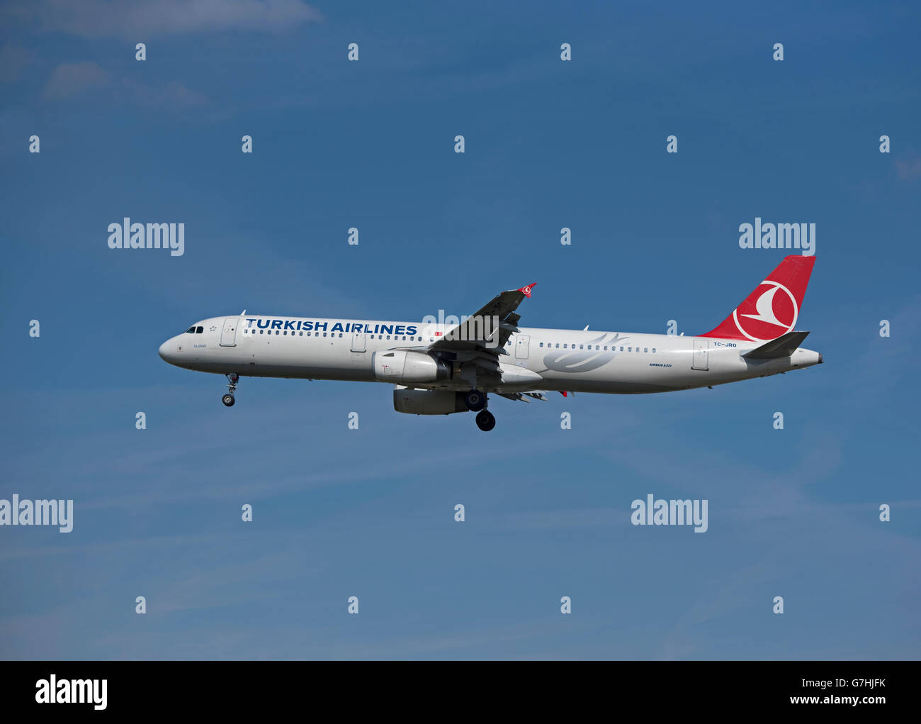 Turkish Airlines Airbus 321-231 (Uludag) about to land at London Heathrow Airport.  SCO 10,384. Stock Photo