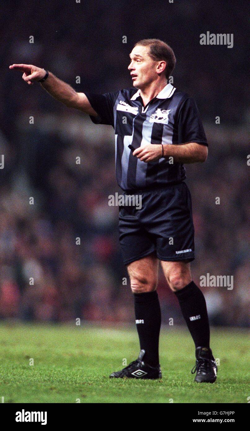 Mike Reed Ref Mike reed premier league referee hi-res stock photography and images ...