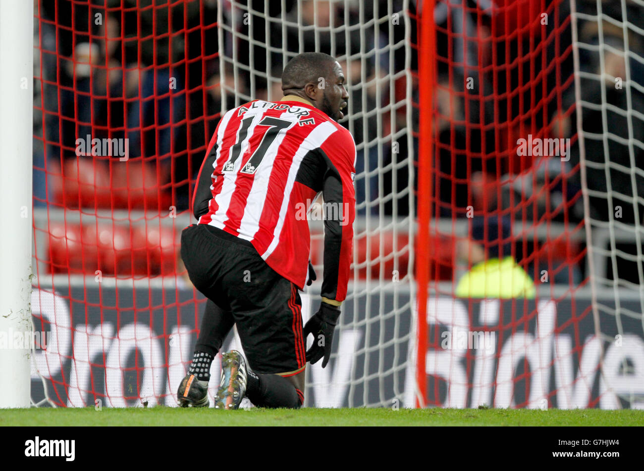 Sunderland's Jozy Altidore misses a chance during the Barclays Premier League match at the Stadium of Light, Sunderland. PRESS ASSOCIATION Photo. Picture date: Saturday December 13, 2014. See PA story SOCCER Sunderland. Photo credit should read Richard Sellers/PA Wire. Maximum 45 images during a match. No video emulation or promotion as 'live'. No use in games, competitions, merchandise, betting or single club/player services. No use with unofficial audio, video, data, fixtures or club/league logos. Stock Photo