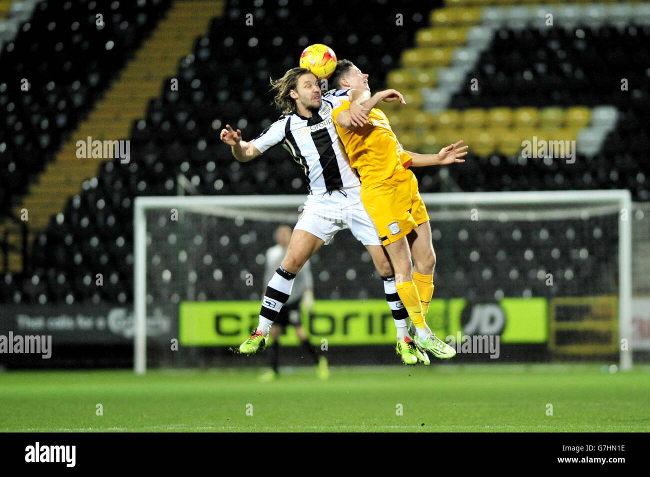 Soccer - Johnstone's Paint Trophy - Northern Area - Semi Final - Notts County v Preston North End - Meadow Lane. Notts County's Alan Smith battles for the ball with Preston North End's Josh Brownhill Stock Photo