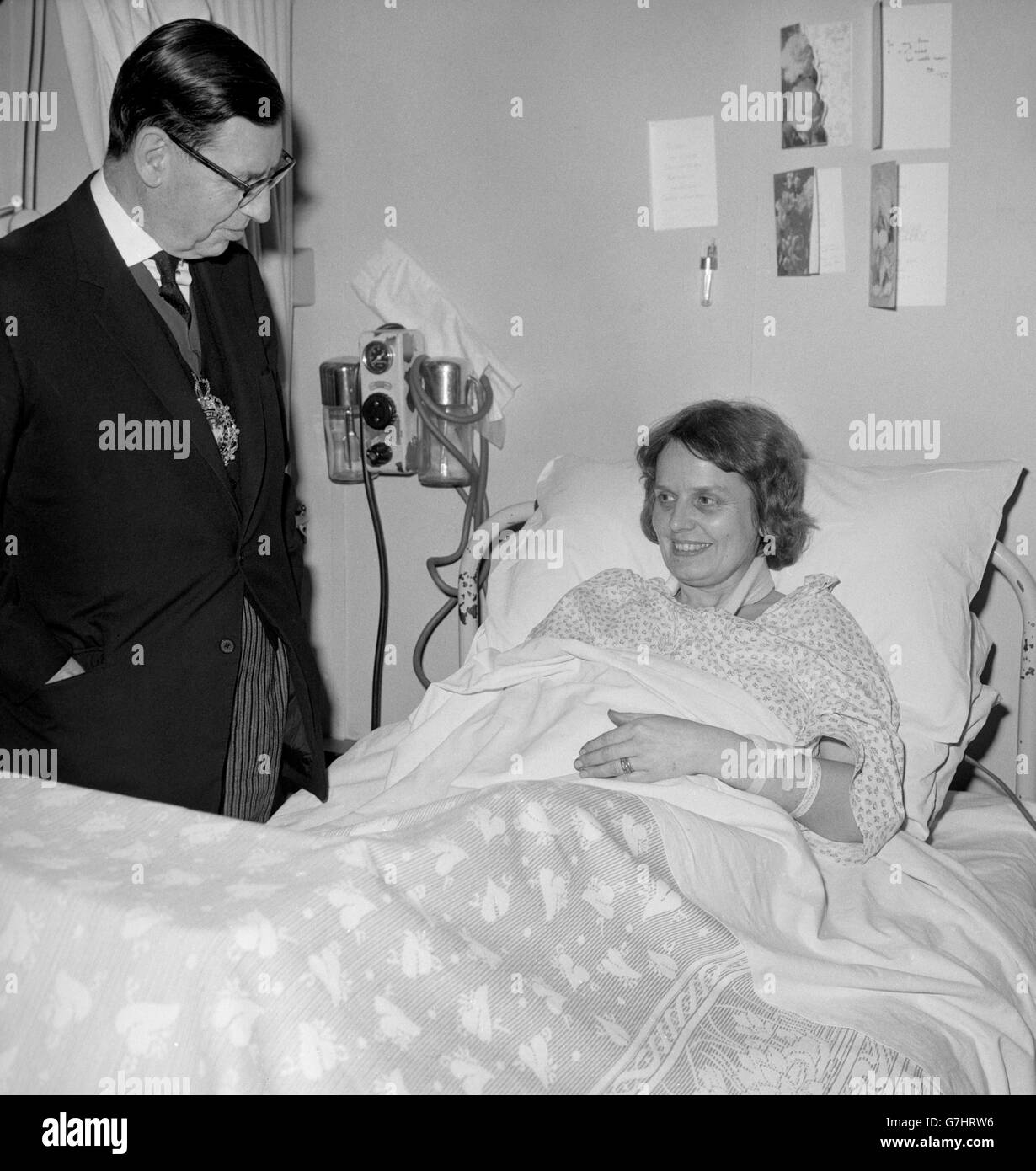 The Lord of Mayor of London, Sir Murray Fox, at the bedside of Audrey Beard, 42, of Riversdale Road, Highbury, North London, when he visited injured survivors of the Moorgate Tube train disaster in The London Hospital, Whitechapel. Mrs Beard was trapped by her legs and one arm in the third carriage of the train. Stock Photo