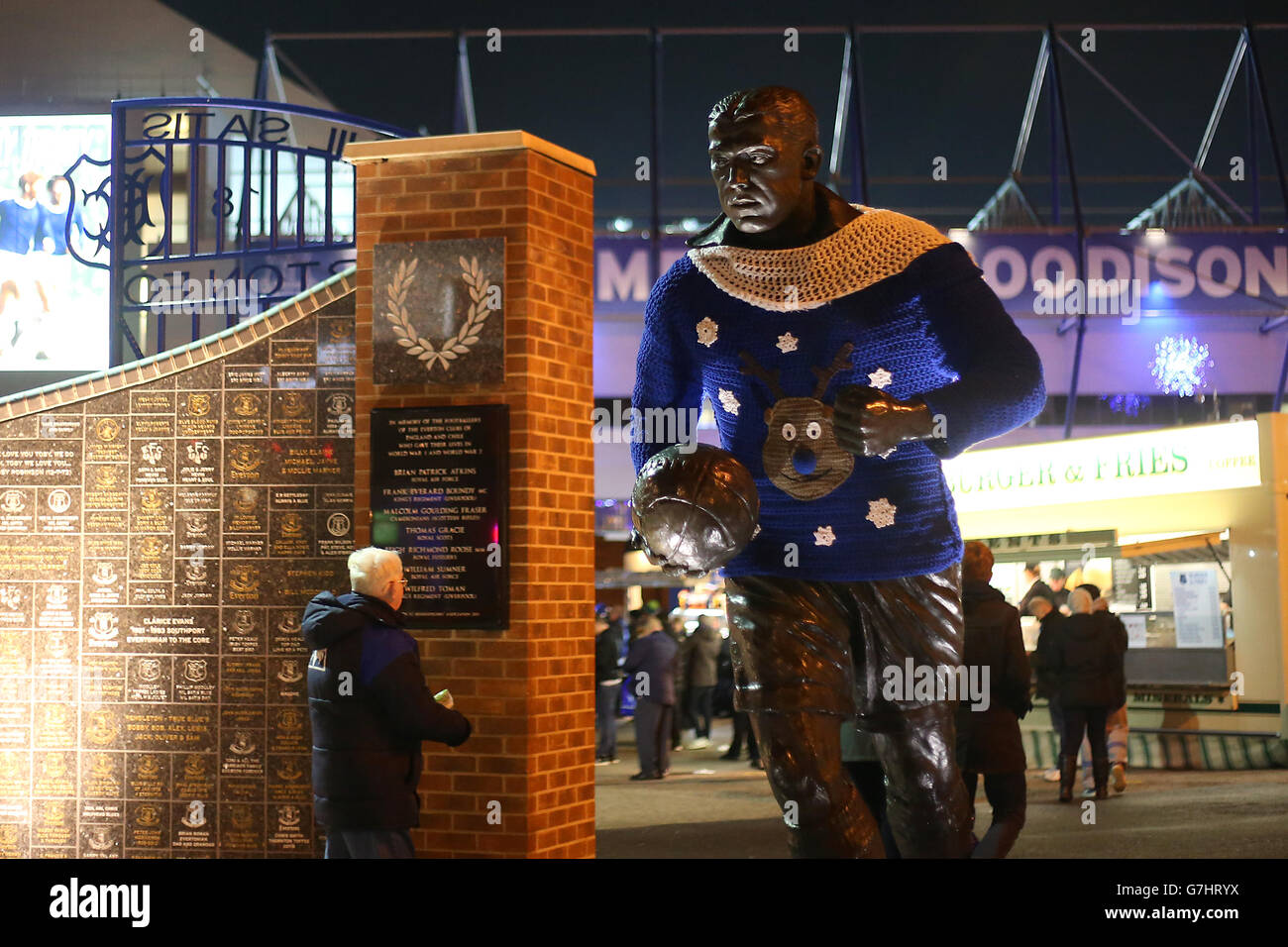 Soccer - Barclays Premier League - Everton v Queens Park Rangers - Goodison Park. The Dixie Dean statue wearing a christmas jumper outside Goodison Park Stock Photo