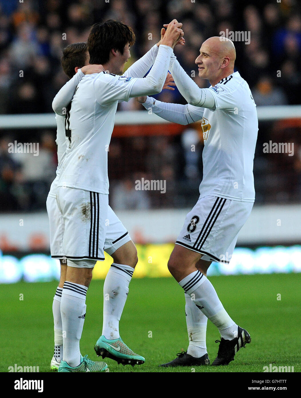 Swansea City's Ki Sung-Yueng (left) celebrates with Jonjo Shelvey after scoring his side's first goal during the Barclays Premier League match at the KC Stadium, Hull. Stock Photo