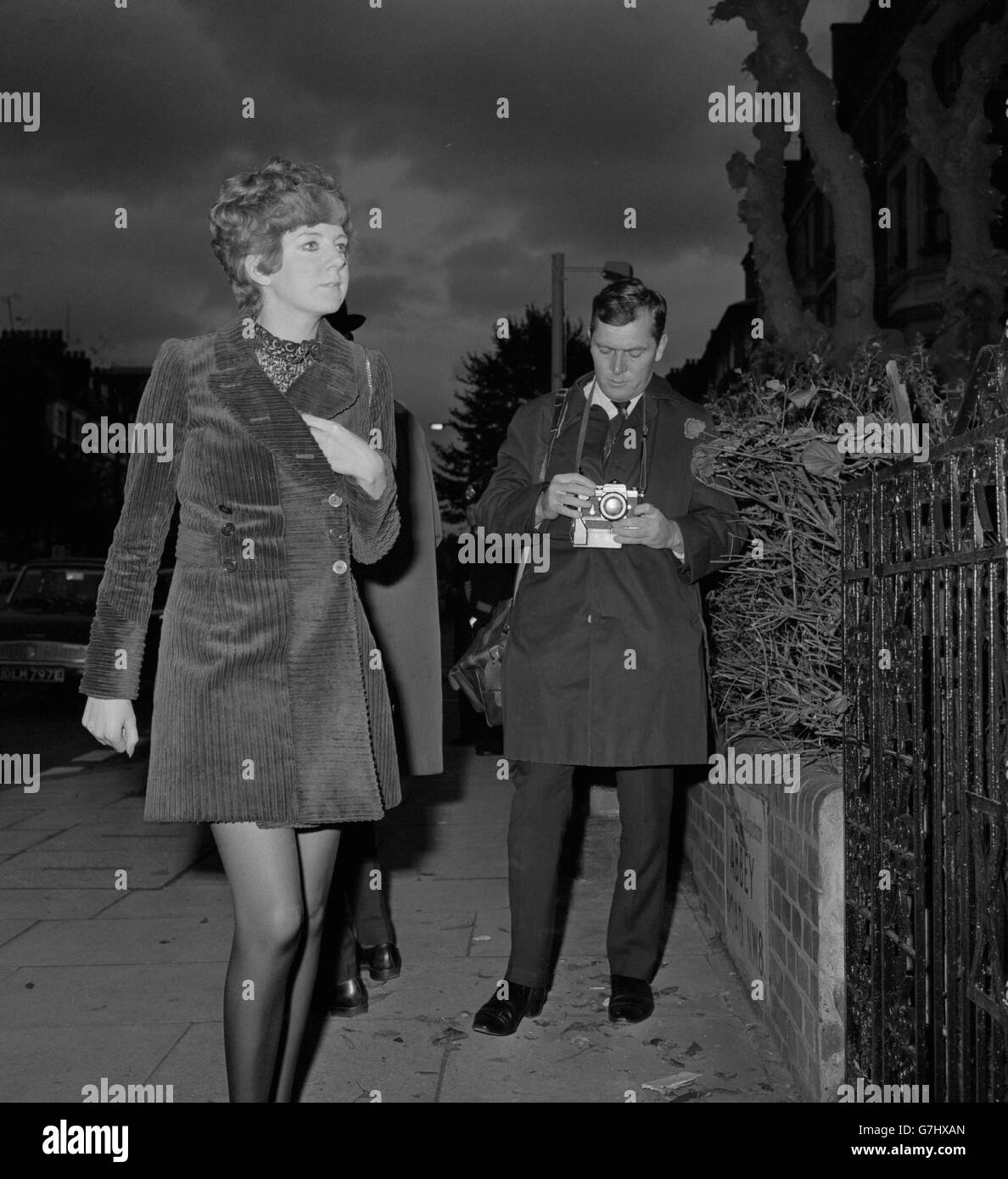 Pop singer Cilla Black arrives at the New London Synagogue in St John's Wood, London, to attend the memorial service to Brian Epstein, the man who managed many leading pop stars. Stock Photo
