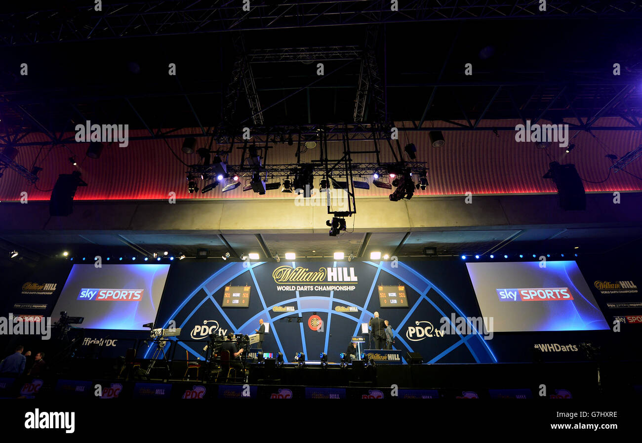 General view of the action during the world darts championship hi-res stock  photography and images - Alamy