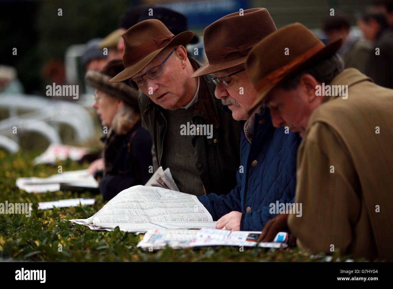 Horse Racing - 2014 William Hill Winter Festival - Day One - Kempton Park. Race goers check the form on day one of the William Hill Winter Festival at Kempton Park Racecourse, Sunbury on Thames. Stock Photo