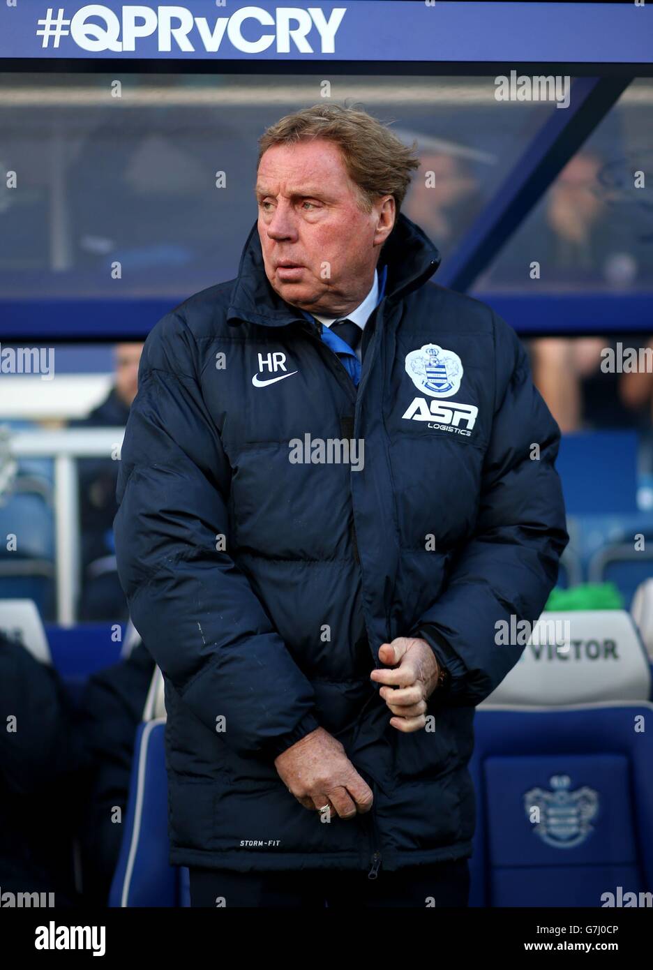 Soccer - Barclays Premier League - Queens Park Rangers v Crystal Palace - Loftus Road. Queens Park Rangers manager Harry Redknapp struggles to zip up his jacket during the Barclays Premier League match at Loftus Road, London. Stock Photo