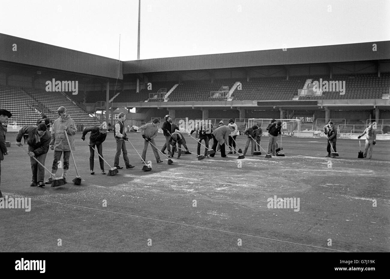 Soccer - League Division Two - Queens Park Rangers v Barnsley - Loftus Road Stock Photo