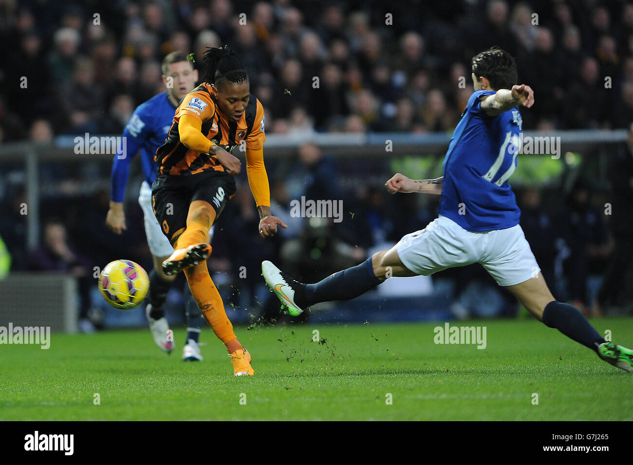 Soccer - Barclays Premier League - Hull City v Everton - KC Stadium. Hull City's Abel Hernandez has a shot Stock Photo