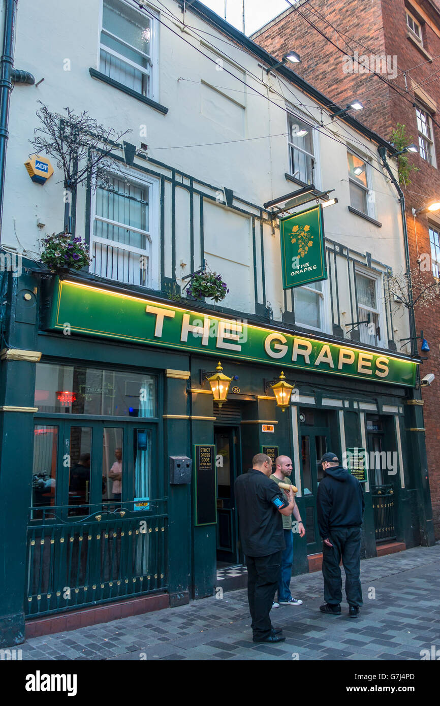 The Grapes Mathew Street Liverpool A Beatles Haunt Stock Photo