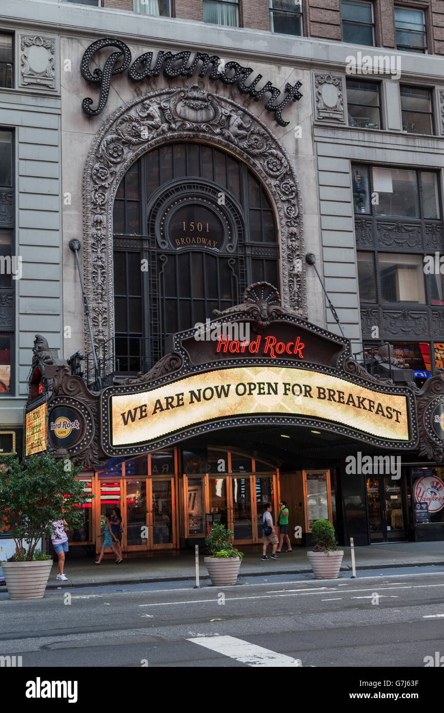 Paramount Building Hard Rock Cafe New York Stock Photo - Alamy