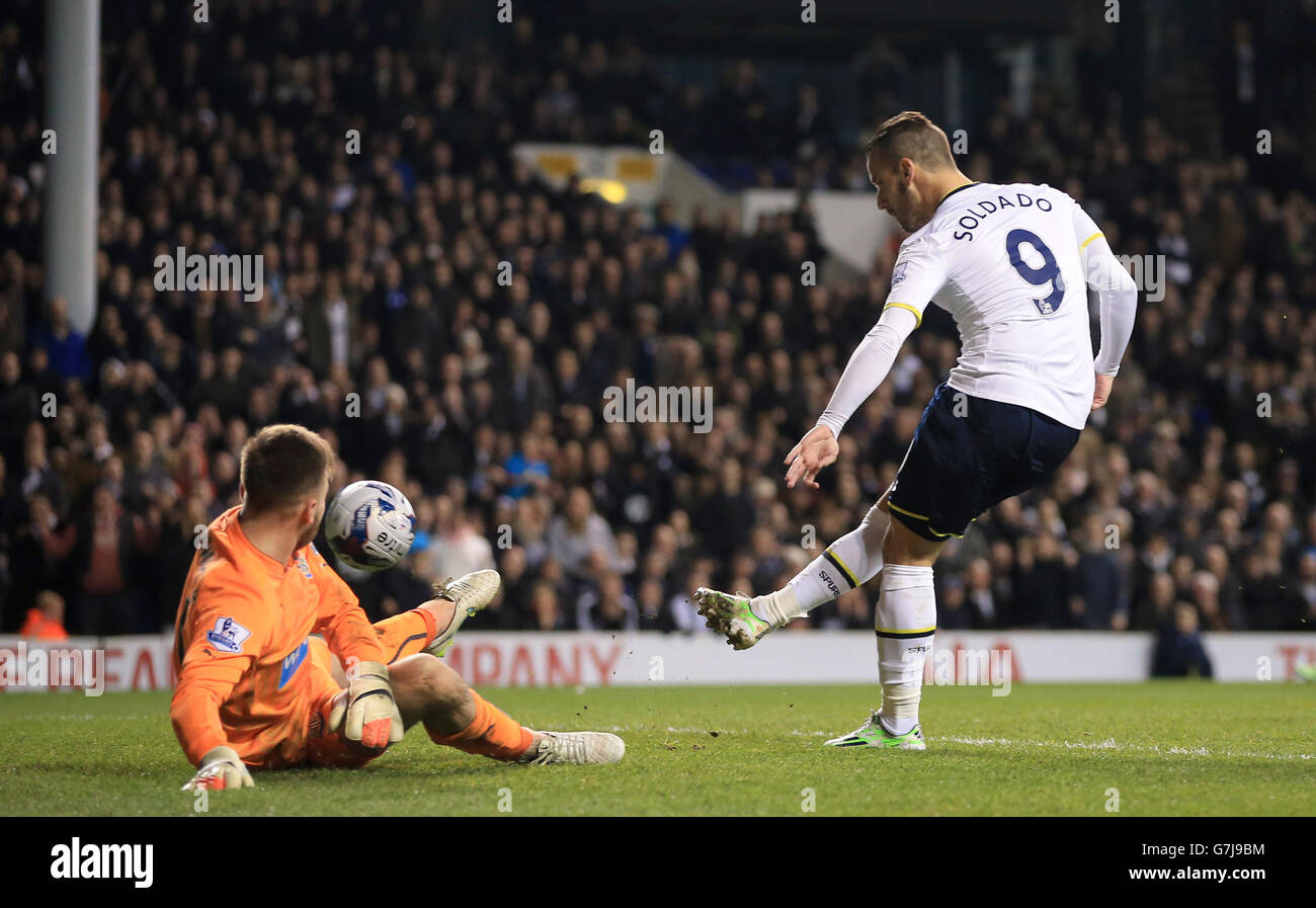 Tottenham Hotspur's Roberto Soldado scores his side's fourth goal of the game during the Capital One Cup Quarter Final match at White Hart Lane, London. PRESS ASSOCIATION Photo. Picture date: Wednesday December 17, 2014. See PA story SOCCER Tottenham. Photo credit should read: Nick Potts/PA Wire. Stock Photo