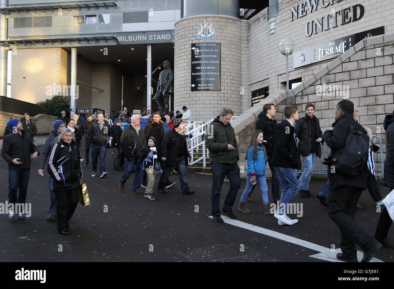 Soccer - Barclays Premier League - Newcastle United v Everton - St James' Park. Fans arrive outside St James' Park Stock Photo