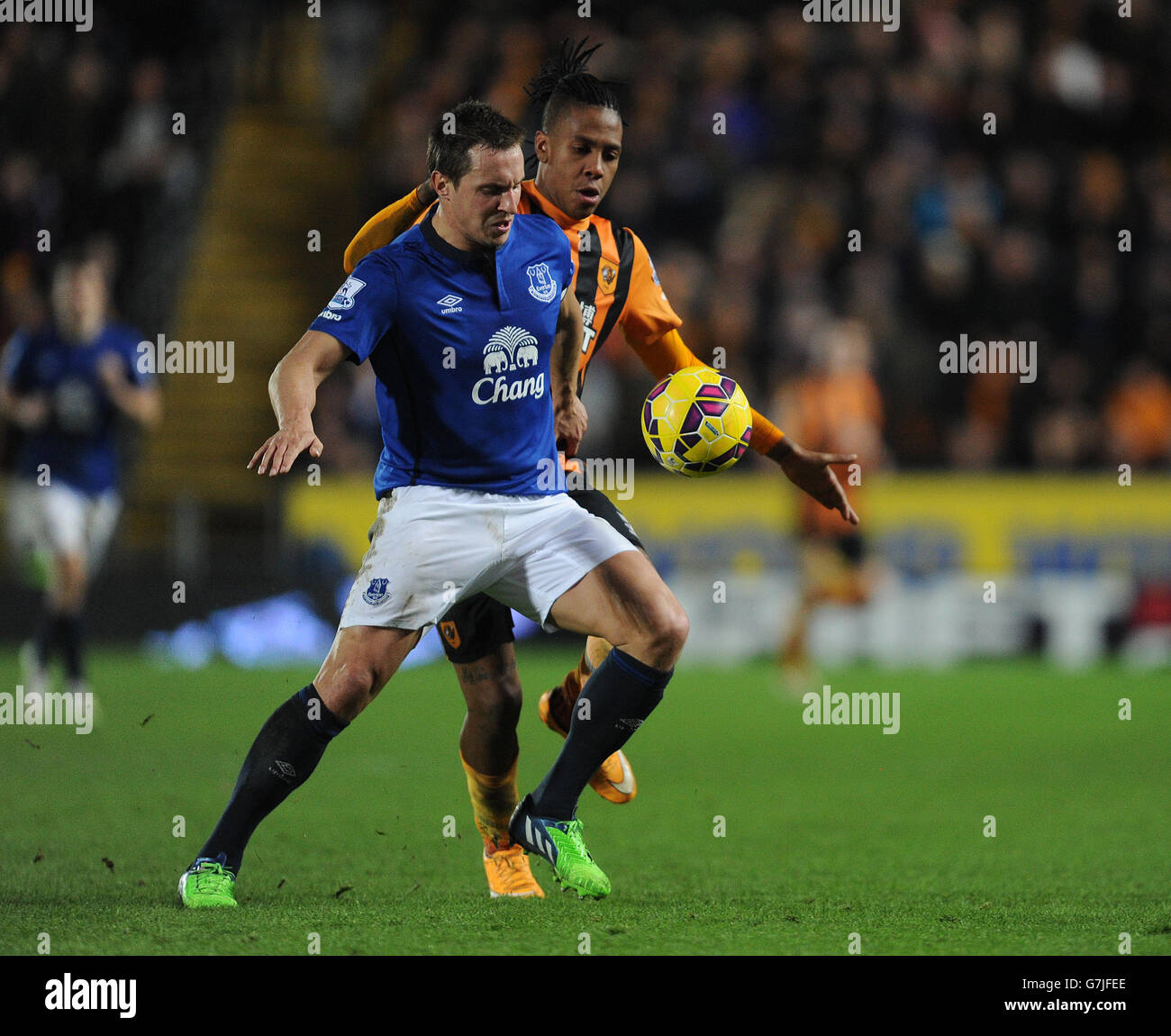 Hull's Abel Hernandez (right) and Everton's Phil Jagielka in action during the Barclays Premier League match at the KC Stadium, Hull. PRESS ASSOCIATION Photo. Picture date: Thursday January 1, 2015. See PA story SOCCER Hull. Photo credit should read: Anna Gowthorpe/PA Wire. . . Stock Photo