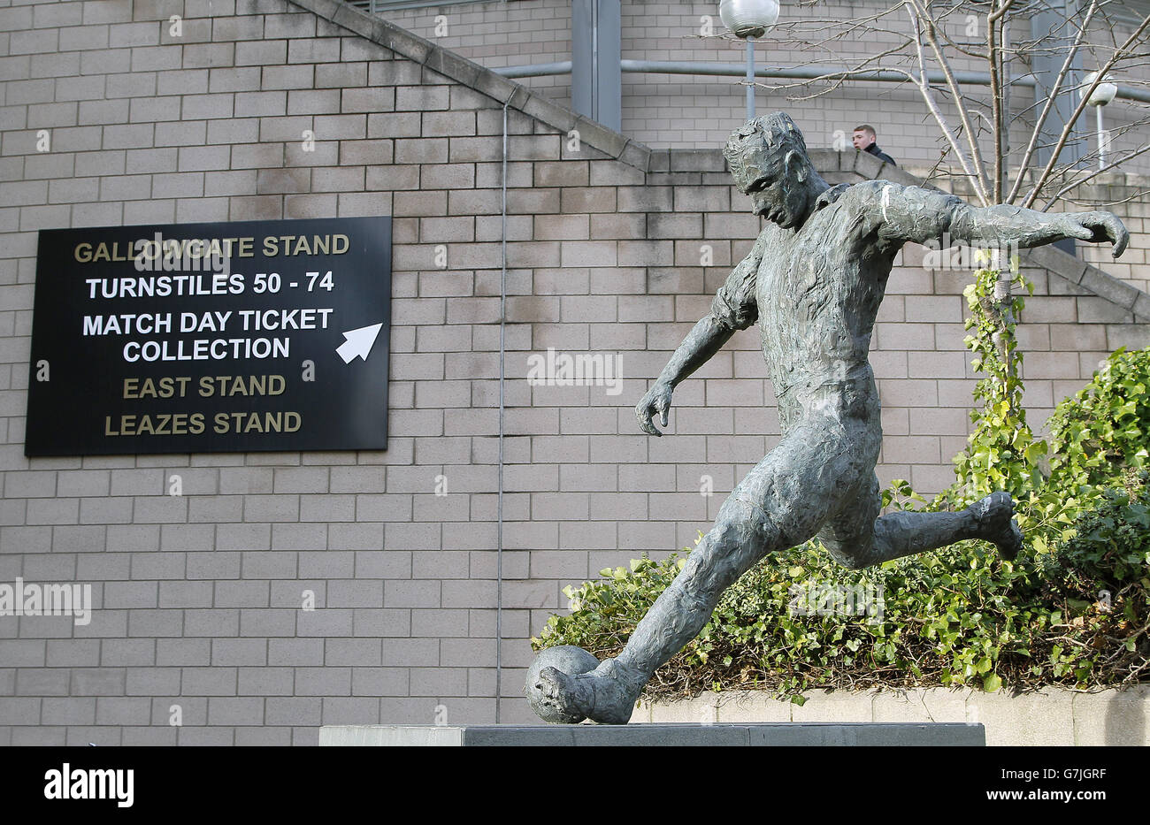 Jackie milburn statue hires stock photography and images Alamy