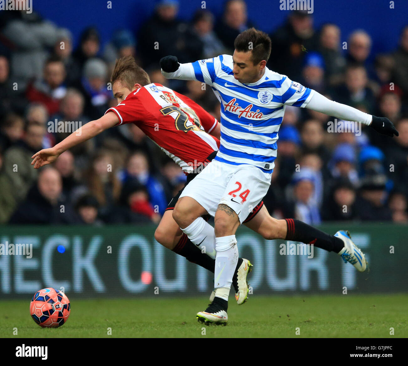 Queens Park Rangers' Eduardo Vargas (right) and Sheffield United's Lois Reed battles for the ball during the FA Cup, Third Round match at Loftus Road, London. Stock Photo