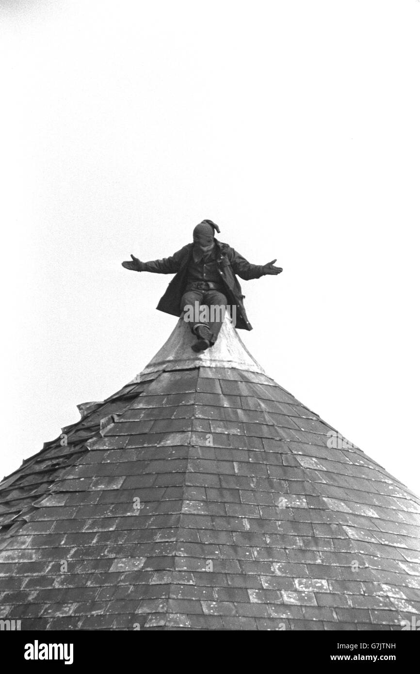 A prisoner chased to the top of the tower at Strangeways prison in Manchester remains contemptuous of pursuing prisoner officers. The officers regained control of the attic of the wing controlled by prisoners for the last 25 days. Stock Photo