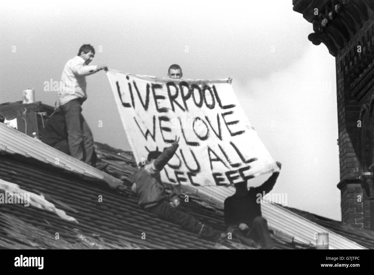 British Crime - Prison - Riots - Strangeways - Manchester - 1990. Rioting inmates on the roof of Strangeways prison proclaim their love of Liverpool's football team. Stock Photo