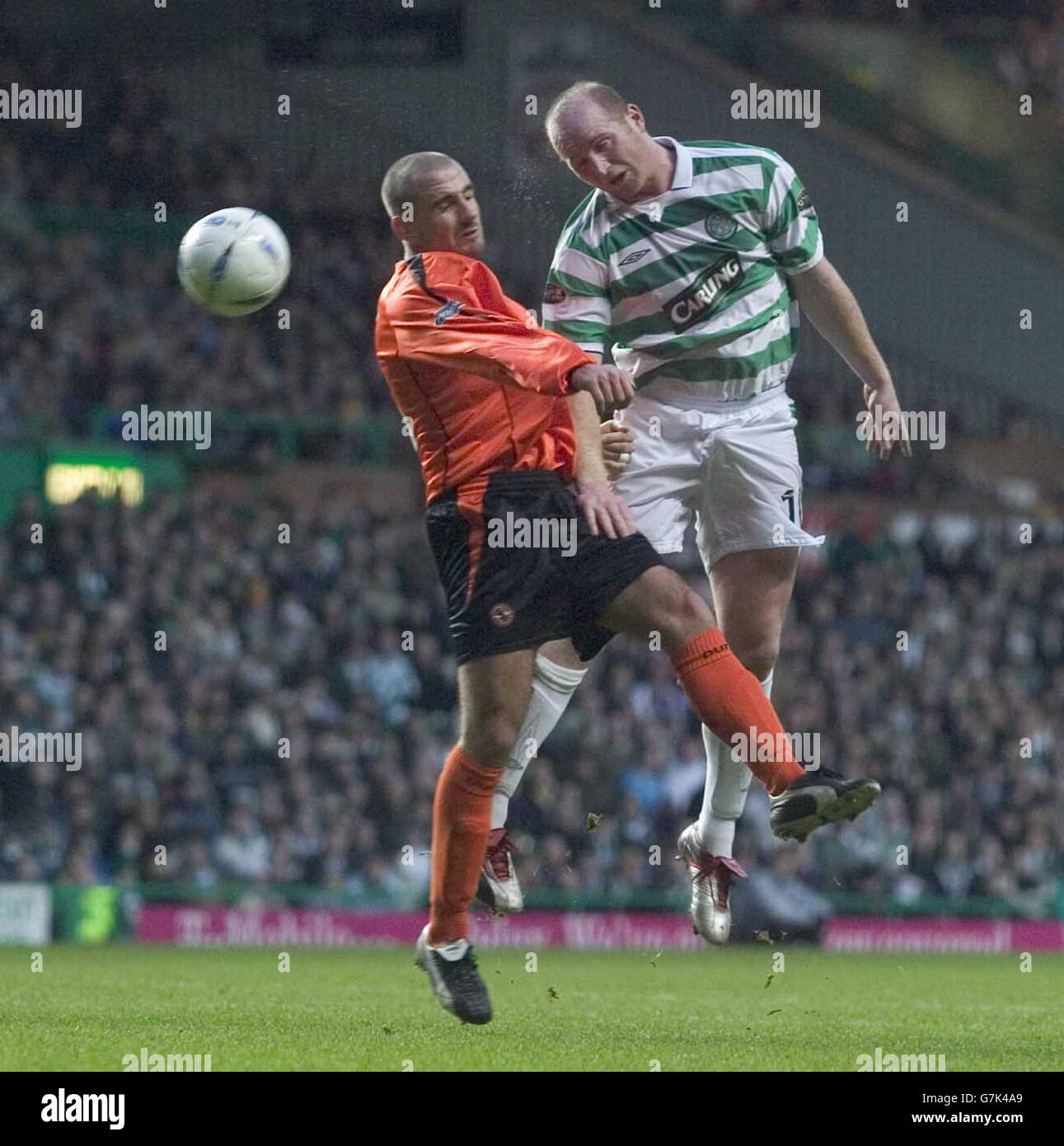 Celtic v Dundee United - Celtic Park. Celtic's John Hartson beats Dundee United's Paul Ritchie to a high ball. Stock Photo