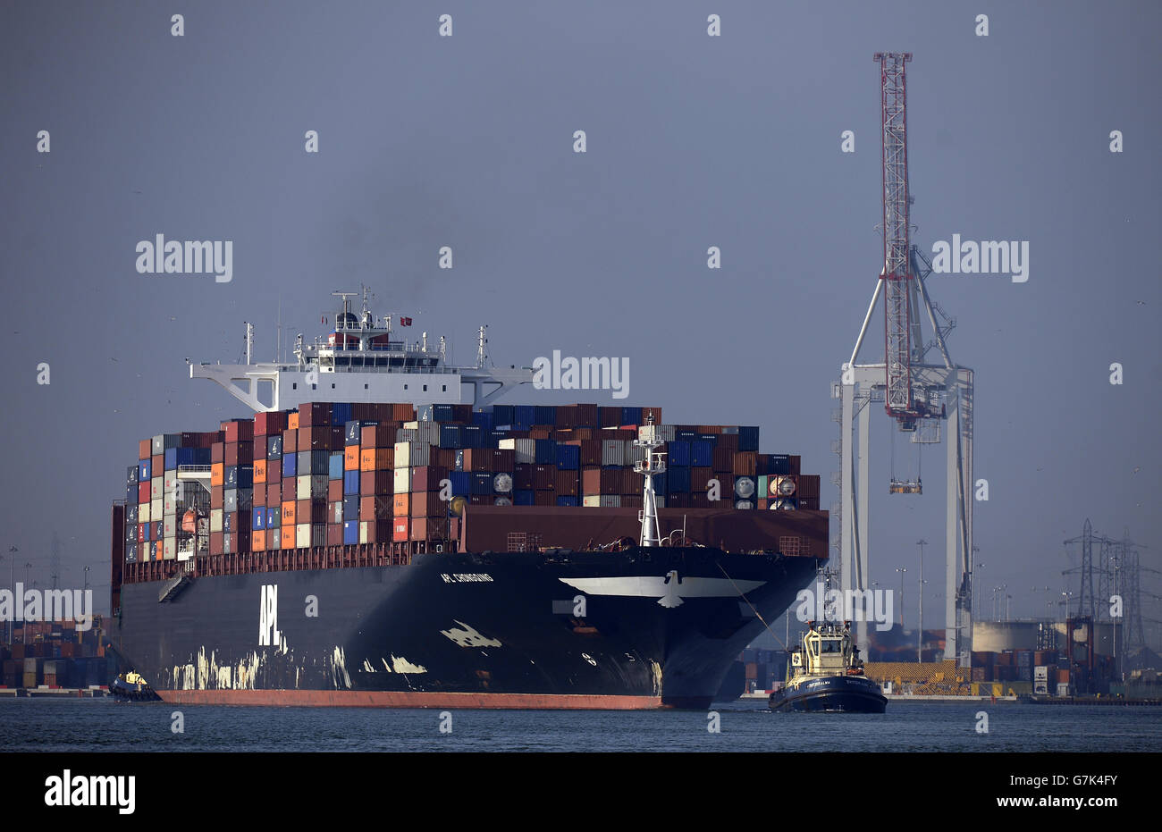 APL (American President Line) container ship Chongqing is towed by a tug  boat makes it's way out of Southampton Port Stock Photo - Alamy
