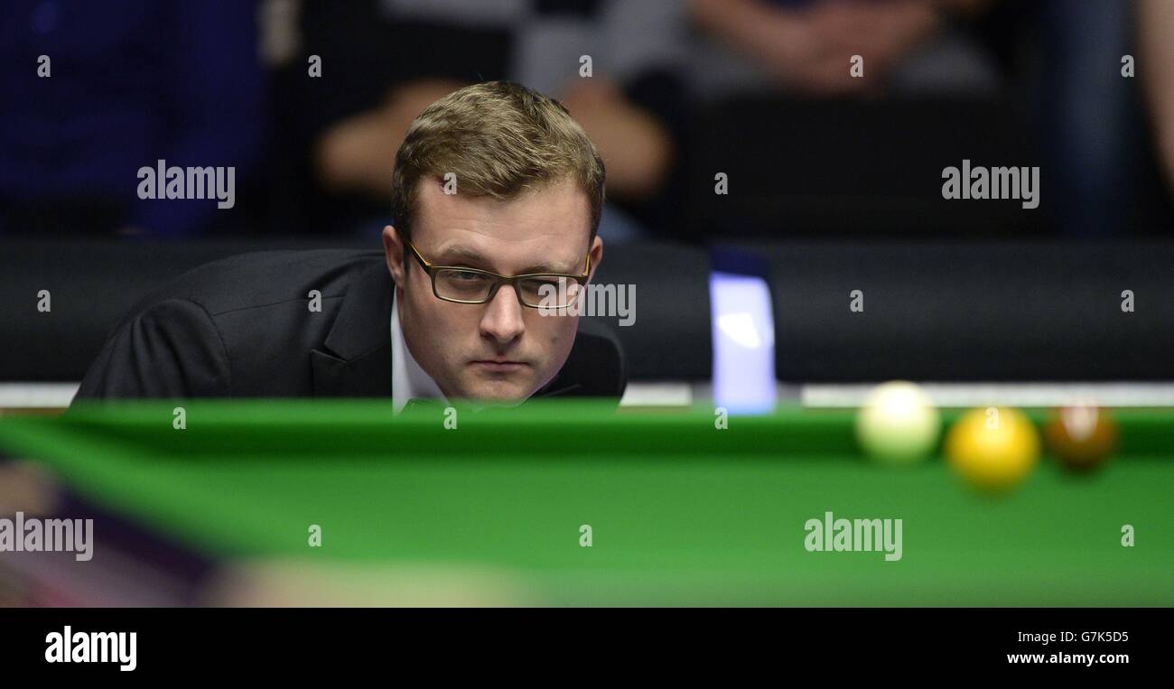 Snooker refereeing hi-res stock photography and images