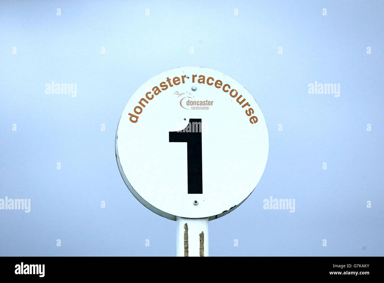 One furlong marker doncaster racecourse hires stock photography and