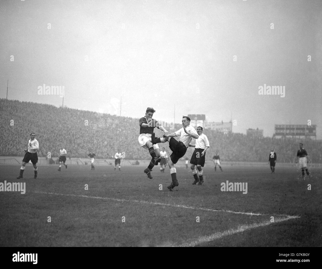 Soccer - League Division One - Chelsea v Everton - Stamford Bridge. Chelsea's Roy Bentley (l) battles for the ball with Everton's George Saunders (r). Stock Photo