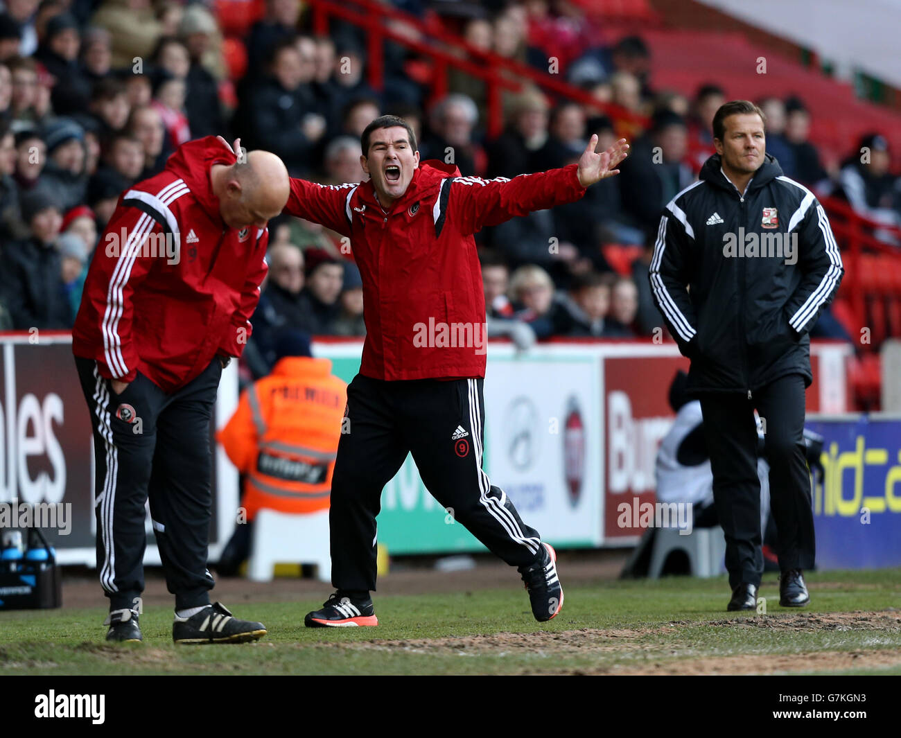 Soccer - Sky Bet League One - Sheffield United v Swindon Town - Bramall Lane. Sheffield United manager Nigel Clough gestures on the touchline Stock Photo