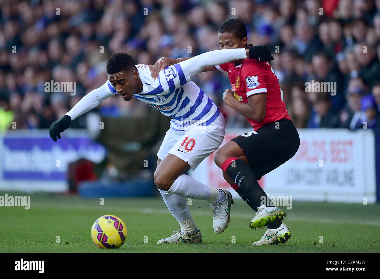 Queens Park Rangers' Leroy Fer (left) and Manchester United's Luis Antonio Valencia (right) battle for the ball during the Barclays Premier League match at Loftus Road, London. PRESS ASSOCIATION Photo. Picture date: Saturday January 17, 2015. See PA story SOCCER QPR. Picture credit should read: Adam Davy/PA Wire. Stock Photo