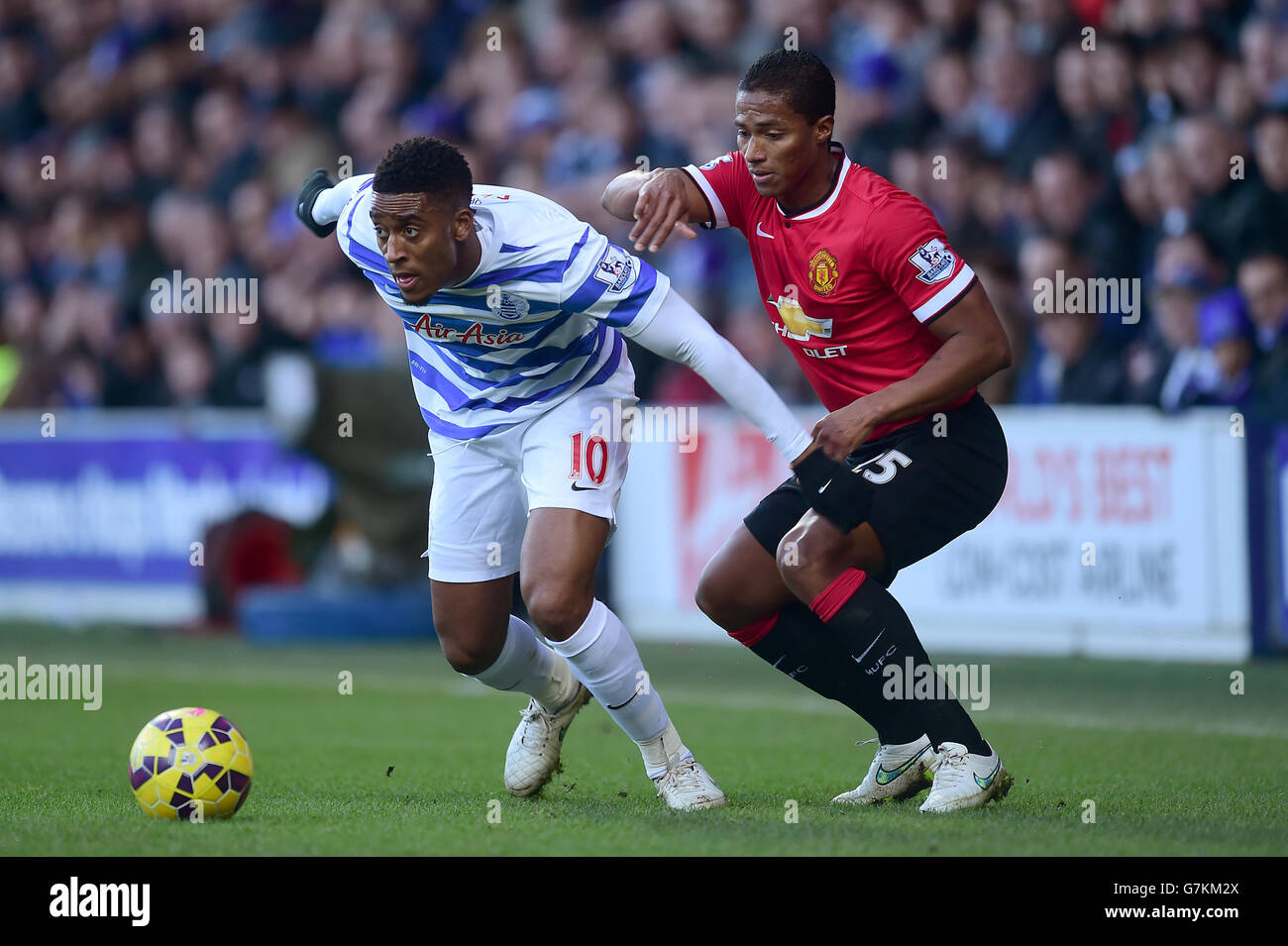 Queens Park Rangers' Leroy Fer (left) and Manchester United's Luis Antonio Valencia (right) battle for the ball during the Barclays Premier League match at Loftus Road, London. PRESS ASSOCIATION Photo. Picture date: Saturday January 17, 2015. See PA story SOCCER QPR. Picture credit should read: Adam Davy/PA Wire. Stock Photo