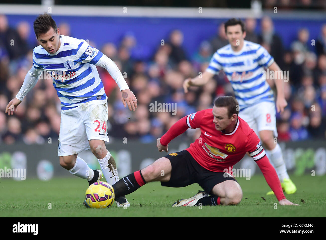Manchester United's Wayne Rooney (right) and Queens Park Rangers' Eduardo Vargas (left) battle for the ball during the Barclays Premier League match at Loftus Road, London. PRESS ASSOCIATION Photo. Picture date: Saturday January 17, 2015. See PA story SOCCER QPR. Picture credit should read: Adam Davy/PA Wire. Stock Photo