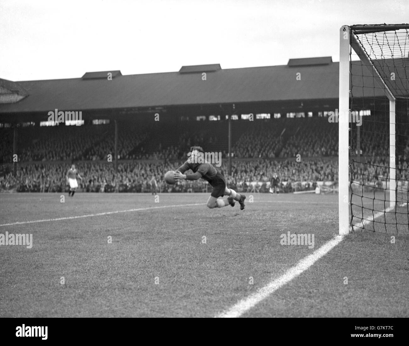 Soccer - League Division One - Chelsea v Everton - Stamford Bridge. Everton goalkeeper Ted Sagar makes s ave. Stock Photo