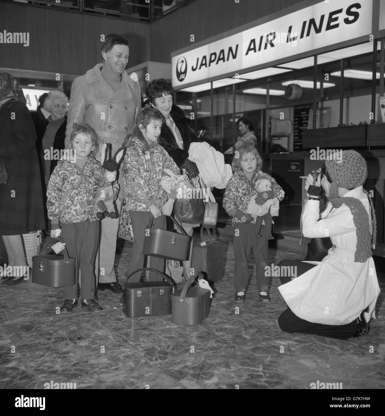 Members of the Royal Shakespeare Company left Heathrow Airport in London on a flight to Tokyo in readiness for the company's visits to Japan and Australia. Actor Barrie Ingham took his wife, children and mother-in-law along for the trip at his own expense. His wife, Tarne, records a moment of togetherness as her husband Barrie, daughters Catrin, 8, Liane, 6 and Francesca, 5, and Tarne's mother, Mary Phillips, pose for a photograph. Stock Photo