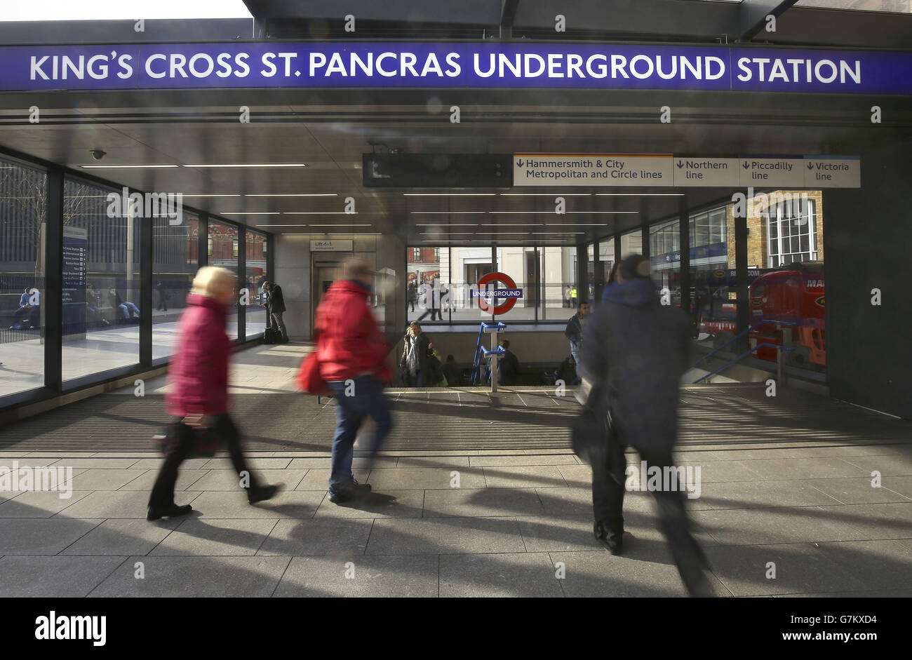 London train station stock Stock Photo - Alamy