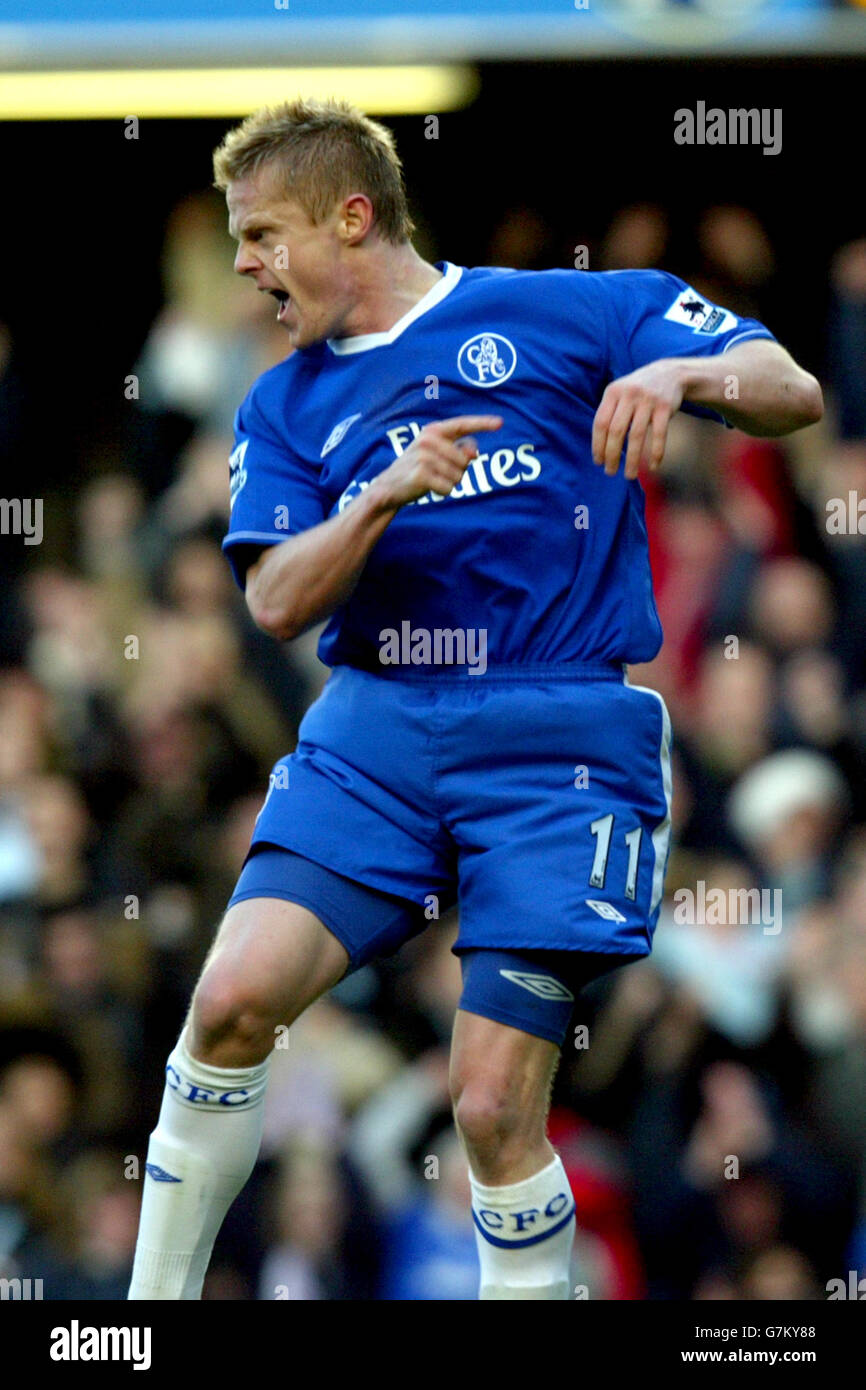 Soccer - FA Barclays Premiership - Chelsea v Aston Villa. Chelsea's Damien Duff celebrates scoring the first goal Stock Photo